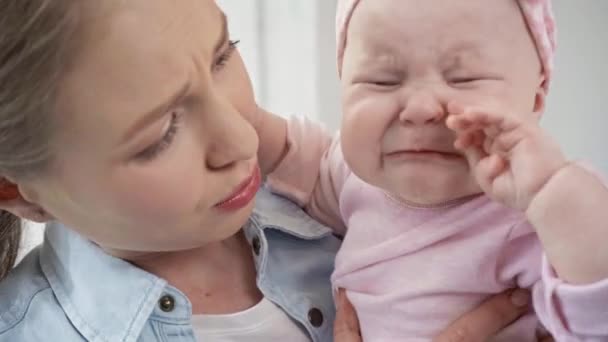 Attrayant Femme Tenant Dans Les Bras Pleurer Bébé — Video