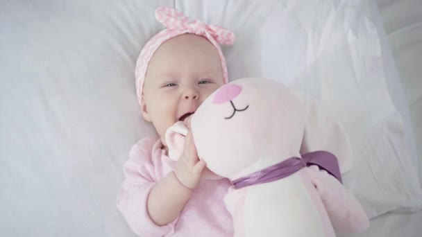 Vista Superior Lindo Bebé Chupando Juguete Suave — Vídeos de Stock