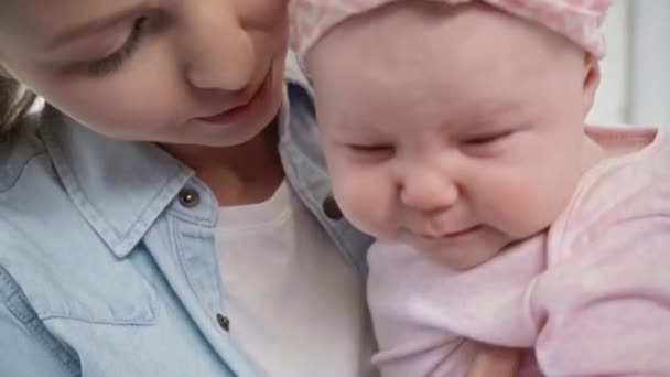 Primer Plano Atractiva Madre Sosteniendo Brazos Llorando Bebé — Vídeo de stock