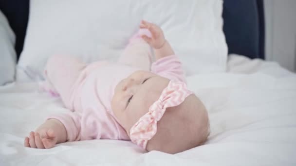 Enfoque Selectivo Bebé Adorable Rodando Sobre Cama — Vídeos de Stock