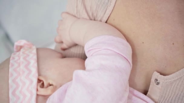 Visão Cortada Mãe Amamentando Filha Infantil — Vídeo de Stock