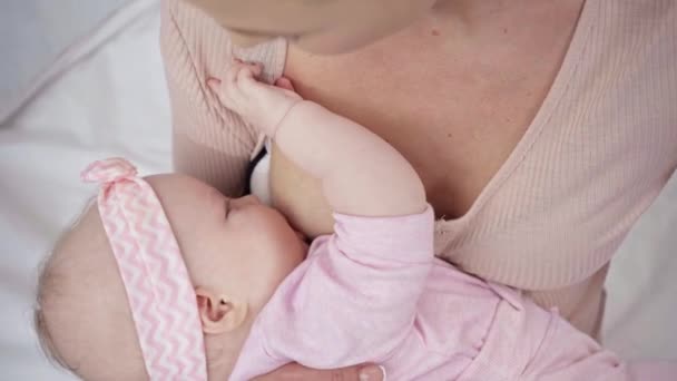 Bovenaanzicht Van Vrouw Borstvoeding Baby Dochter — Stockvideo