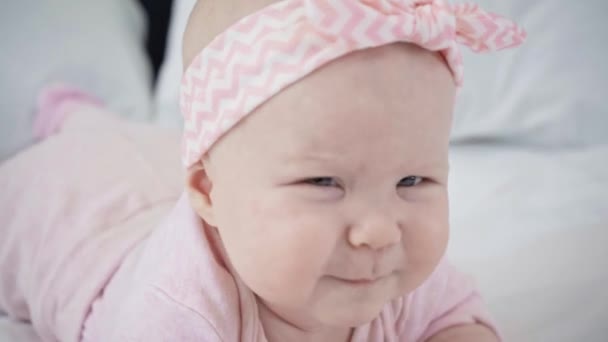 Selektiv Fokusering Spädbarn Rullande Över Och Gråta Sängen — Stockvideo