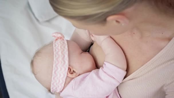 Vista Aerea Della Donna Che Allatta Seno Bambino Casa — Video Stock