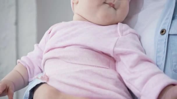 腕の赤ん坊を抱いている母親の選択的焦点 — ストック動画