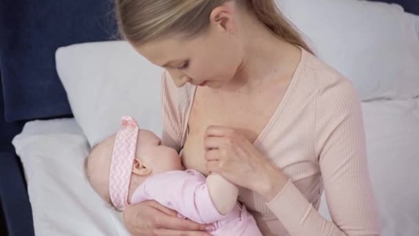Vista Aérea Mujer Amamantando Bebé Casa — Vídeos de Stock