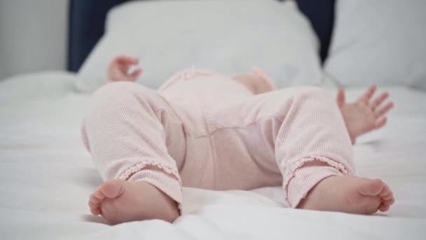 Селективное Внимание Милого Младенца Движущегося Ногами Кровати — стоковое видео