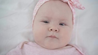 yatakta gülümseyen sevimli bebeğin seçici odak 