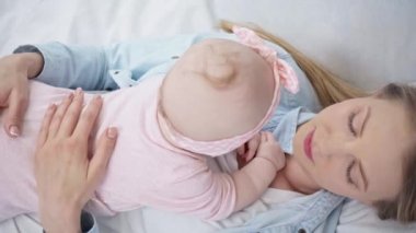 bebek ile yatakta yatan mutlu anne üst görünümü 