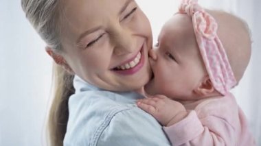 sevimli bebek Mutlu anne ısırma 