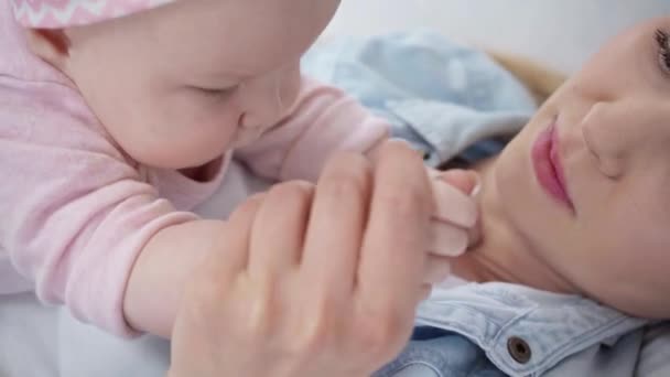 赤ちゃんの幸せな母親のキスの手のフォーカスプル — ストック動画
