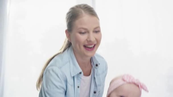 Χαρούμενη Μητέρα Κούνημα Χαριτωμένο Μωρό Κόρη — Αρχείο Βίντεο