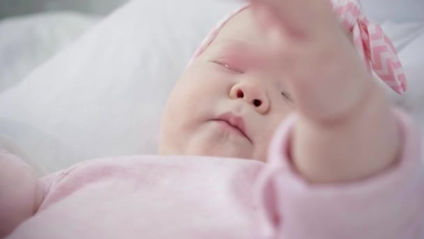 Fokus Selektif Dari Gestur Bayi Tempat Tidur — Stok Video