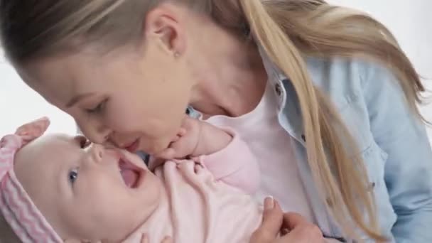 Lycklig Mamma Kysser Söt Bebis Hemma — Stockvideo