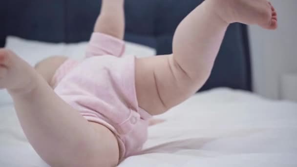 Bebê Com Pés Descalços Rolando Cama — Vídeo de Stock