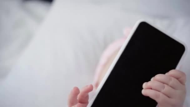 Rack Fokus För Infant Holding Smartphone Med Blank Skärm — Stockvideo