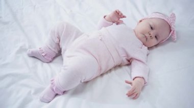 yatakta yatan sevimli bebek havai görünümü 