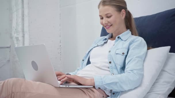 快乐的女人在家里的笔记本电脑上打字 — 图库视频影像