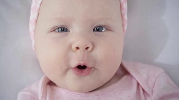 Закрыть Удивленного Симпатичного Малыша — стоковое видео
