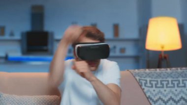 oturma odasında vr kulaklık boks genç adam