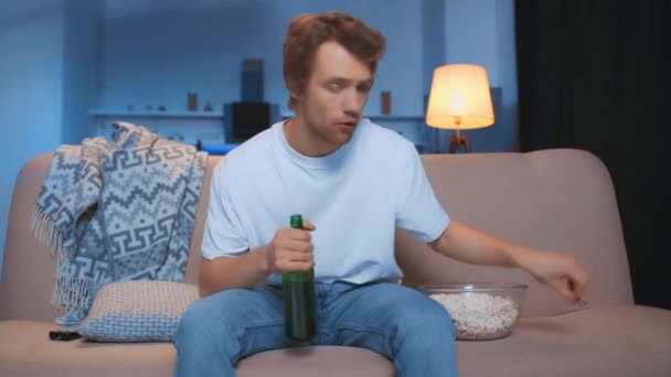 Boze Man Met Bier Verstrooiing Popcorn Tijdens Het Kijken Naar — Stockvideo