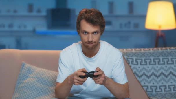 Kyiv Ucrania Marzo 2019 Triste Hombre Jugando Videojuegos Con Joystick — Vídeo de stock