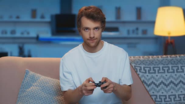 乌克兰 2019年3月12日 在客厅玩视频游戏的家伙 — 图库视频影像