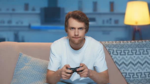 Kyiw Ukraine März 2019 Wütender Mann Spielt Videospiel Wohnzimmer — Stockvideo