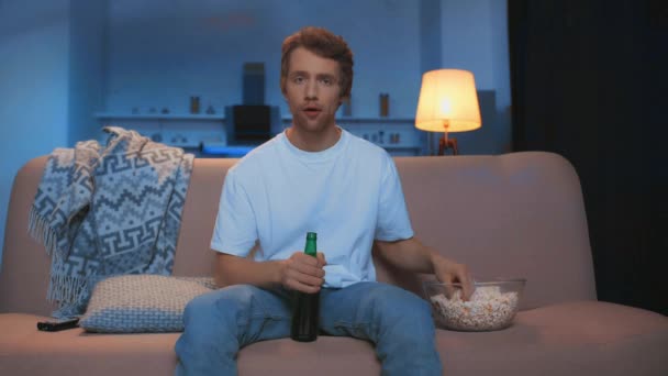 Emocjonalny Człowiek Oglądanie Telewizji Piwem Popcorn — Wideo stockowe