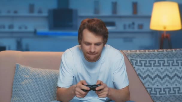 キエフ ウクライナ 2019 ビデオゲームをプレイし リビングルームでジェスチャーの男 — ストック動画