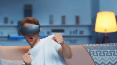 vr kulaklık oturma odasında gesturing adam