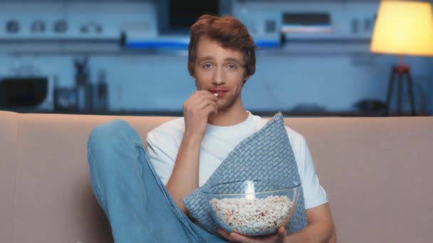 Lachende Man Die Popcorn Eet Nachts Kijkt — Stockvideo