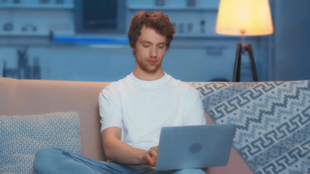 Freelancer Usando Laptop Sonriendo Casa — Vídeo de stock