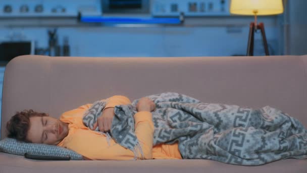 Homem Dormindo Sofá Sob Cobertor Sala Estar — Vídeo de Stock
