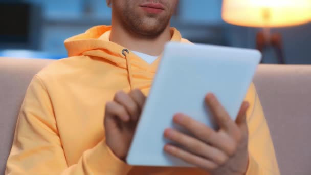 Visão Cortada Homem Usando Tablet Digital — Vídeo de Stock