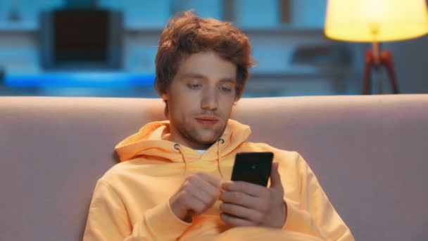 Chlápek Sedí Pohovce Používá Smartphone Obývacím Pokoji — Stock video