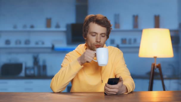 Gerichte Jonge Man Drinken Van Thee Het Gebruik Van Smartphone — Stockvideo