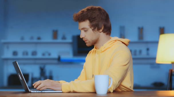 Freelancer Focado Usando Laptop Mesa Cozinha Perto Copo — Vídeo de Stock