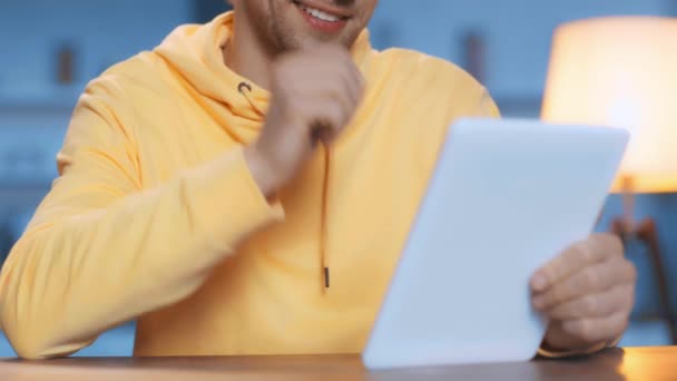 Částečný Pohled Usmívajícího Muže Pomocí Digitálního Tabletu — Stock video