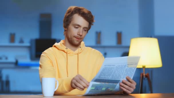 Man Drinking Tea Reading Newspaper Home Night — ストック動画