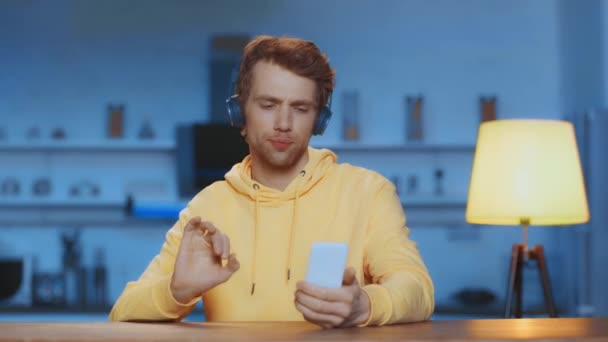 Hombre Feliz Usando Smartphone Bailando Escuchando Música Auriculares — Vídeos de Stock