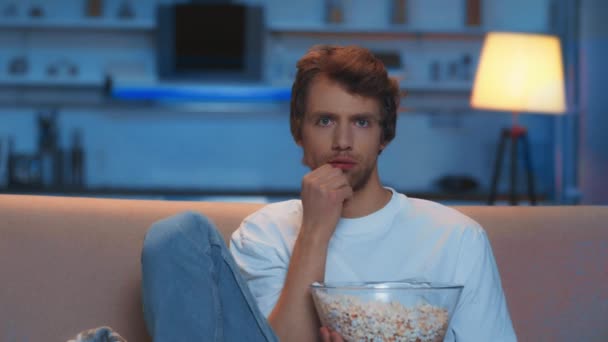 Hombre Asustado Comiendo Palomitas Maíz Mientras Películas Terror Sofá Por — Vídeos de Stock