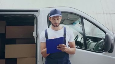 araba yakınındaki panoya yazma teslimat adam 