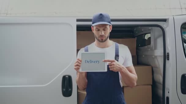 Delivery Man Pekar Med Fingret Digital Tablet Med Leverans Ord — Stockvideo