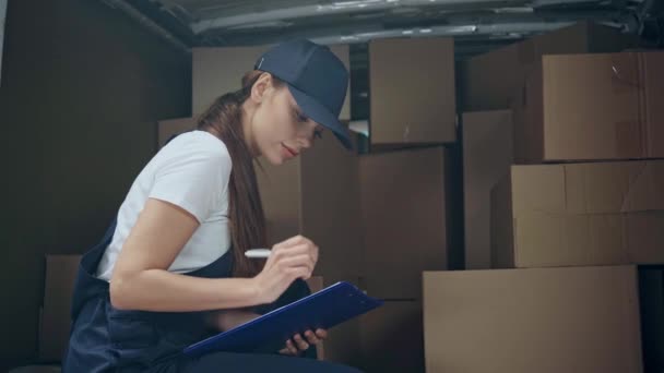 Consegna Donna Caselle Controllo Scritta Sugli Appunti — Video Stock