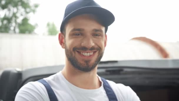 Repartidor Sonriente Con Brazos Cruzados Cerca Del Coche — Vídeos de Stock