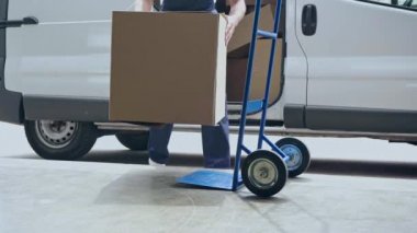 el kamyon üzerinde karton kutular koyarak teslimat adam kırpılmış görünümü