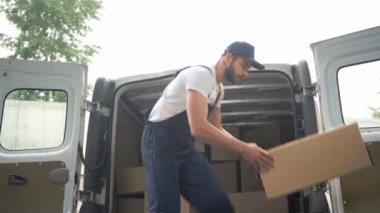 arabadan karton kutu alan teslimat adam 