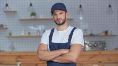 başparmak gösteren çapraz kolları ile kap teslim adam