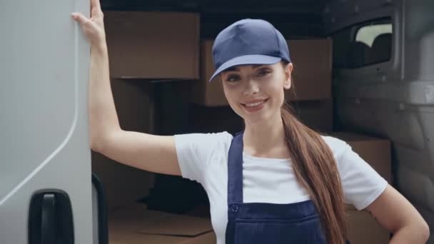 Femme Livraison Debout Avec Main Sur Hanche Près Voiture Avec — Video